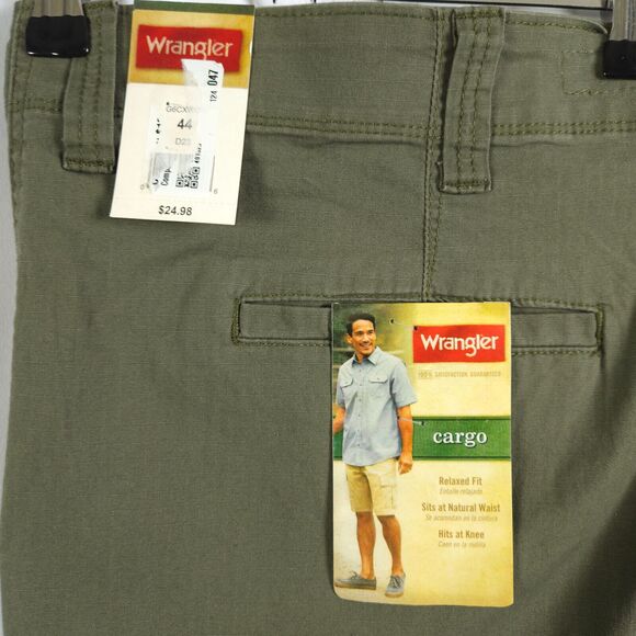 NWT Wrangler Men's 44 Khaki Green Relaxed Fit Knee Length Tech Pocket Shorts - Picture 3 of 8